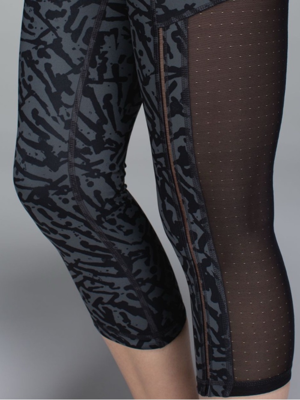 Lululemon Hot To Street Crop
Biggie Brushed Animal Coal Black / Black